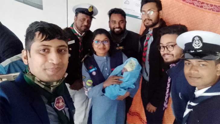 ঢাকায় মেট্রোরেল স্টেশনে ছেলের জন্ম দিলেন সোনিয়া