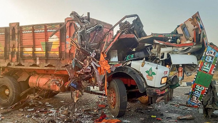 ভারতের মহারাষ্ট্রে বাস-ট্রাক সংঘর্ষে প্রাণ গেল ১০ জনের