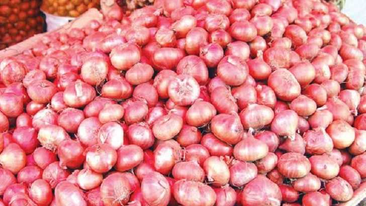 বিয়েতে ফুলের বদলে পেঁয়াজের তোড়া