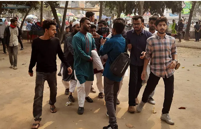 টিএসসিতে ছাত্র অধিকারের অনুষ্ঠানে ছাত্রলীগের হামলা