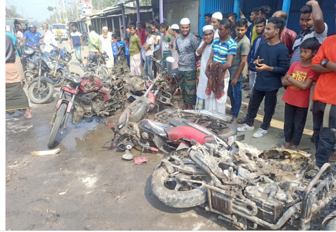 সিরাজগঞ্জে আওয়ামী লীগ-বিএনপি সংঘর্ষ, ১২ মোটরসাইকেলে আগুন
