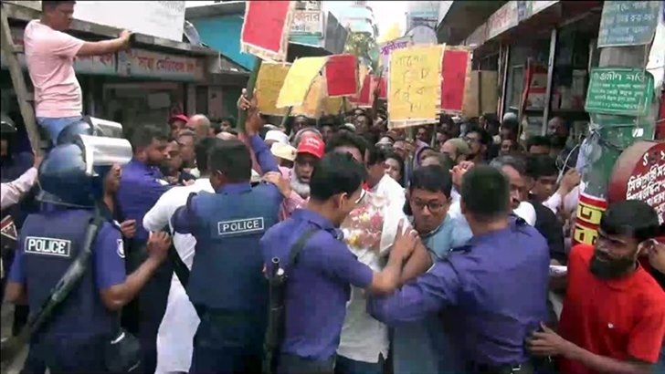 ঝালকাঠিতে বিএনপির পদযাত্রায় পুলিশের বাধা, সংঘর্ষে ওসিসহ আহত ২০