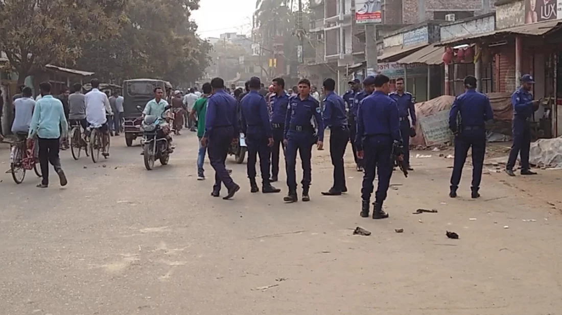 ঝিনাইদহে শহীদ মিনারে ফুল দিতে গিয়ে বিএনপি-ছাত্রলীগ সংঘর্ষ