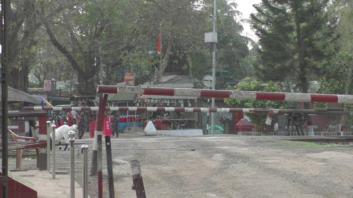 হিলি স্থলবন্দরে আমদানি-রপ্তানি বন্ধ