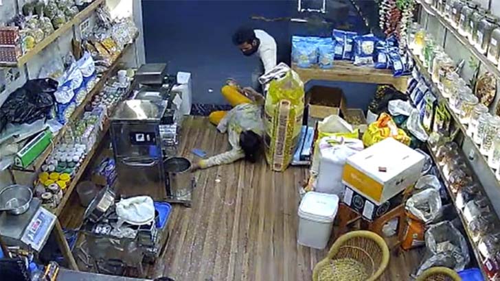 বন্দুক ঠেকিয়ে নারীর গলার চেইন ছিনতাই