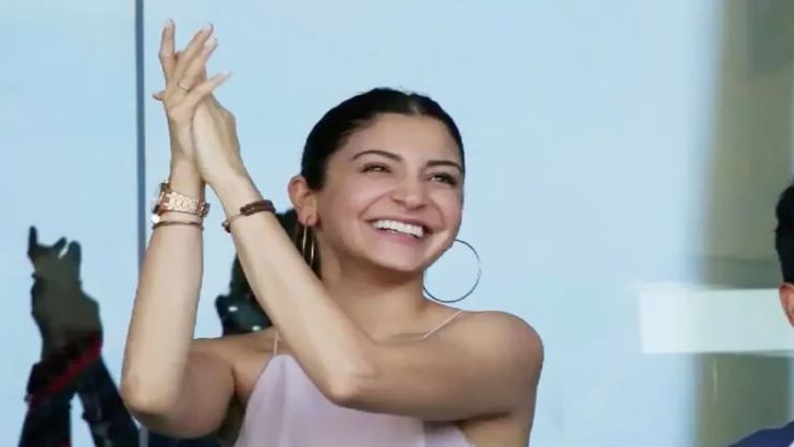 আনুশকা গ্যালারিতে থাকলেই হারে ভারত!