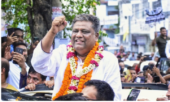 এক নজরে আনোয়ারুজ্জামান চৌধুরী 