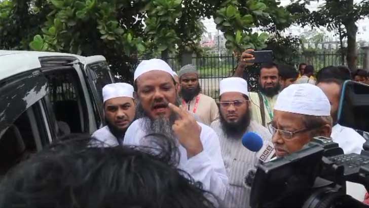 বরিশালে ভোটকেন্দ্রে সৈয়দ ফয়জুল করীমের ওপর হামলা