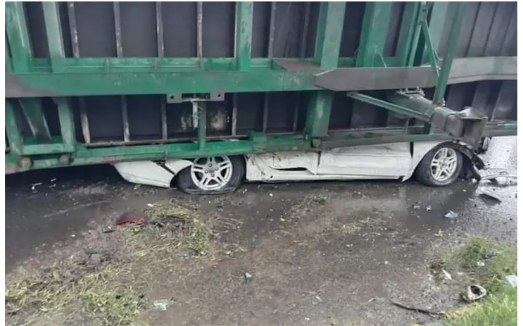 চট্টগ্রামে প্রাইভেট কারের ওপর আছড়ে পড়লো ৪০ টনের লরি, অলৌকিকভাবে বেঁচে গেলেন ৩ যাত্রী