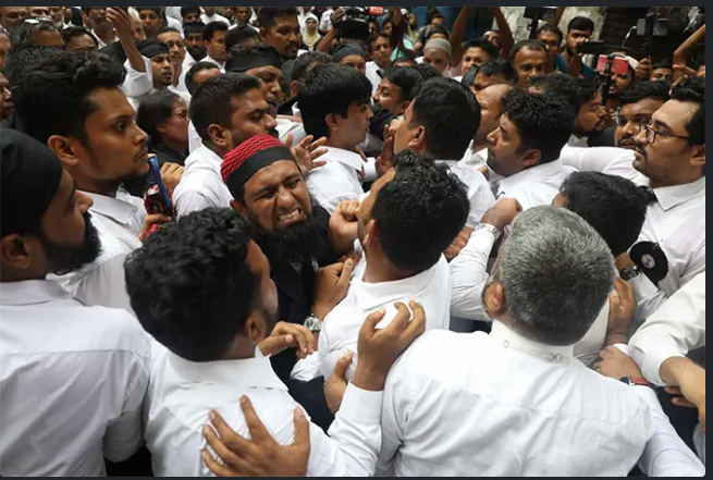 ঢাকার আদালতে আওয়ামী লীগ ও বিএনপিপন্থি আইনজীবীদের হট্টগোল