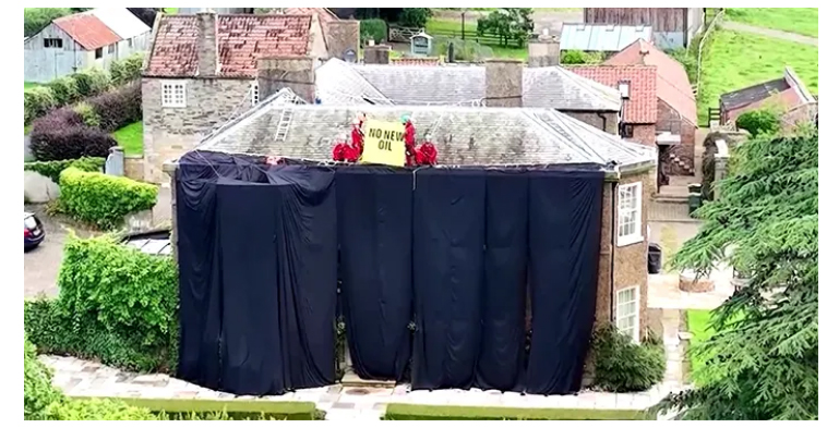 ঋষি সুনাকের বাসভবন কালো কাপড়ে ঢেকে অভিনব প্রতিবাদ
