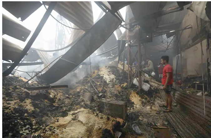 <span style='color:#333;font-size:18px;'>মোহাম্মদপুরে কৃষি মার্কেটে আগুন</span><br> পাঁচ শতাধিক দোকান পুড়ে ছাই, দাবি ব্যবসায়ীদের