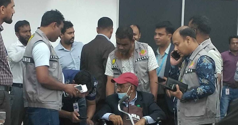 বাইডেনের তথাকথিত ‘উপদেষ্টাকে’ এয়ারপোর্ট থেকে তুলে হেফাজতে নিলো ডিবি