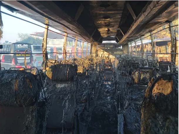 নাটোরে একসঙ্গে ৩ বাসে আগুন