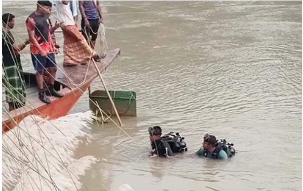 তিন শিশু সন্তান নিয়ে নদীতে ঝাঁপ দিলেন মা