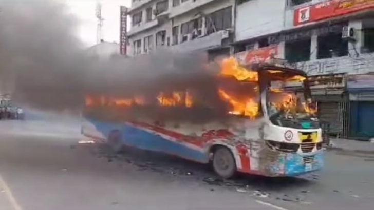 ঢাকার গুলিস্তান জিরো পয়েন্টে বাসে আগুন