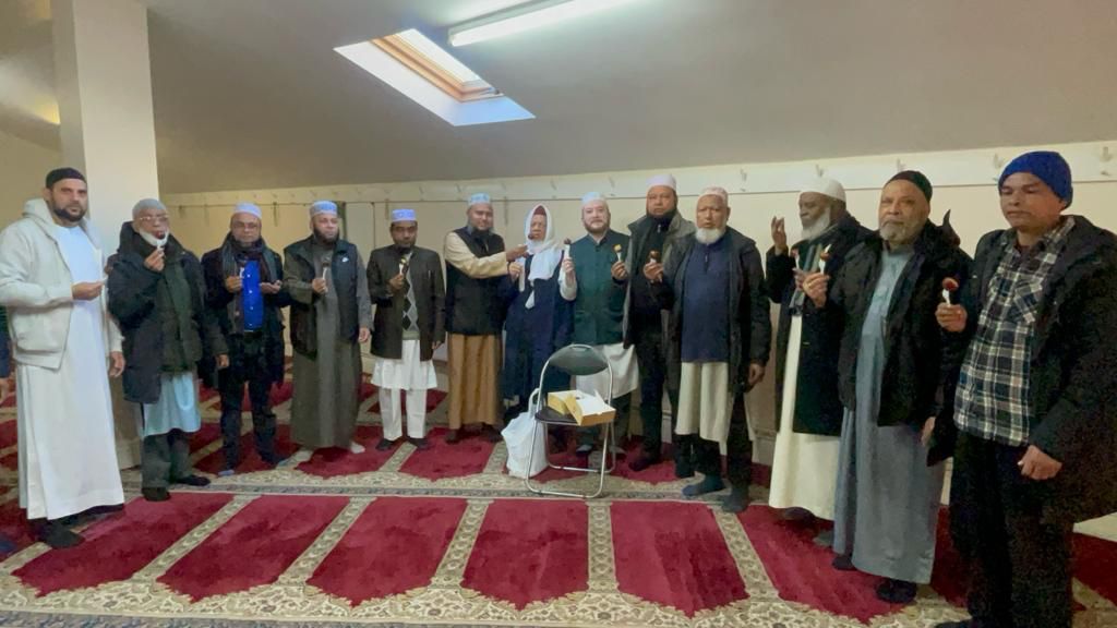 ইউকে বার্মিংহাম লজেল্স বাংলাদেশ ইসলামিক সেন্টার এন্ড জামে মসজিদের পক্ষ থেকে শুকরানা, দোয়া এবং মিষ্টি বিতরণ করা হয়