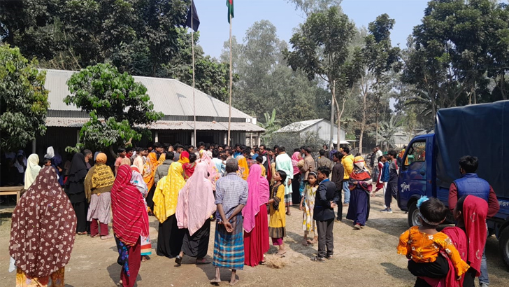 শিক্ষিকার লাশ নিয়ে স্কুলে স্বজনরা