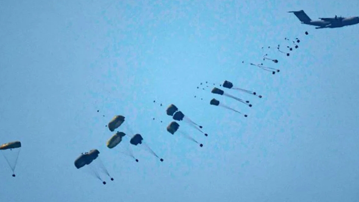 গাজায় বিমান থেকে ফেলা ত্রাণের চাপায় ১৫ জন হতাহত