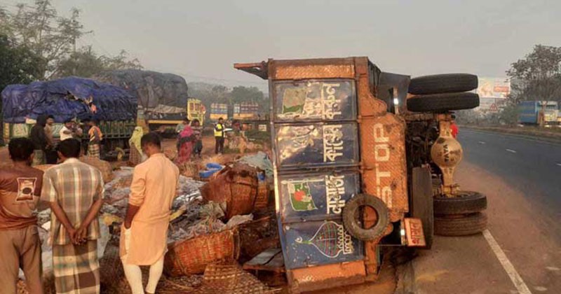 কুমিল্লায় মাছবাহী পিকআপ উল্টে নিহত ৪