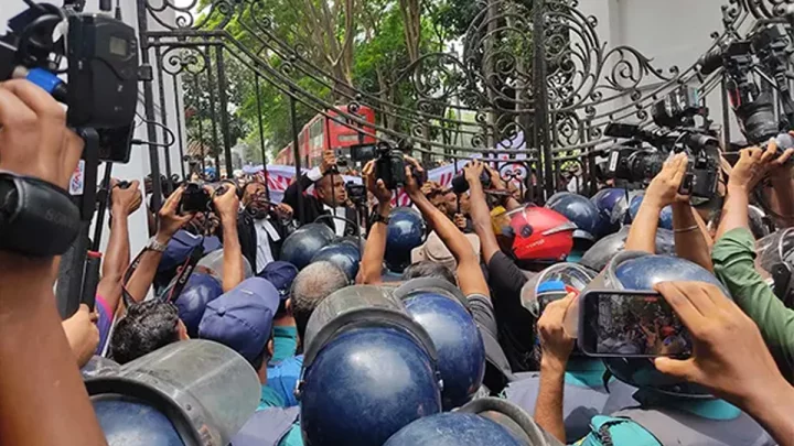 ‘মার্চ ফর জাস্টিস’ কর্মসূচি, ব্যারিকেড ভেঙে চট্টগ্রাম আদালত চত্বরে শিক্ষার্থীরা