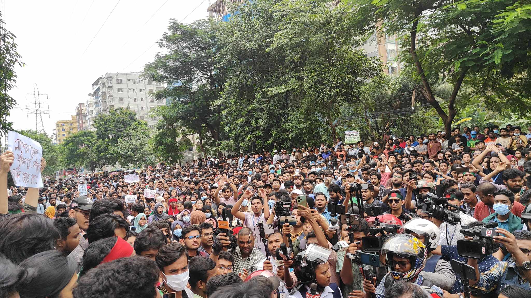 শিক্ষার্থী জনতার বিক্ষোভে আবারো উত্তপ্ত ঢাকা