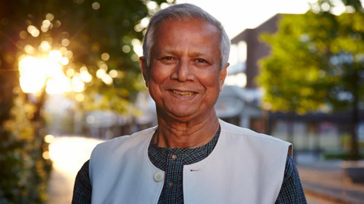 ঢাকায় ফিরেছেন ড. ইউনূস