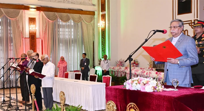 শপথ নিলেন অন্তর্বর্তী সরকারের আরো ৪ উপদেষ্টা