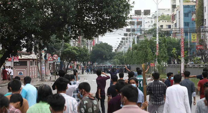 উত্তরায় শিক্ষার্থীদের সঙ্গে পুলিশেরসংঘর্ষ, গুলিবিদ্ধ ১