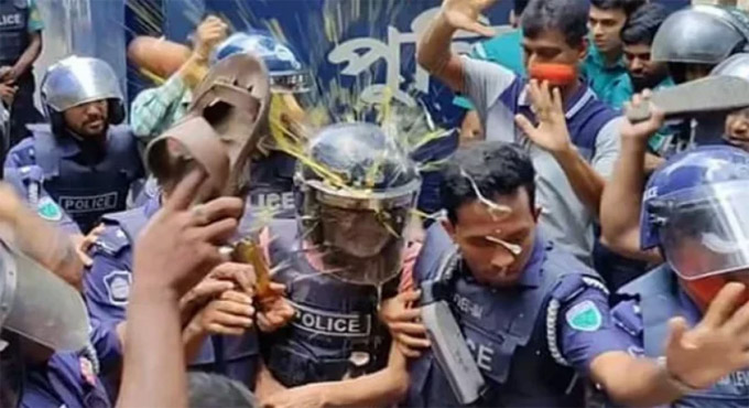 কারাগারে মানিক, আদালত প্রাঙ্গণে ডিম-জুতা নিক্ষেপ