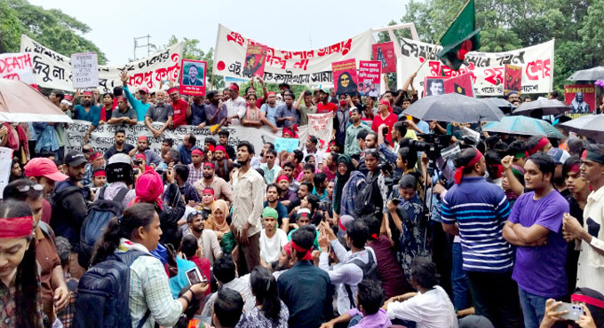 কেন্দ্রীয় শহীদ মিনারে ছাত্র-জনতার ঢল