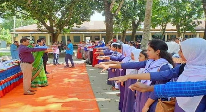 শেখ মুজিবের নাম বাদ দিয়ে প্রাথমিক স্কুলের নতুন শপথবাক্য