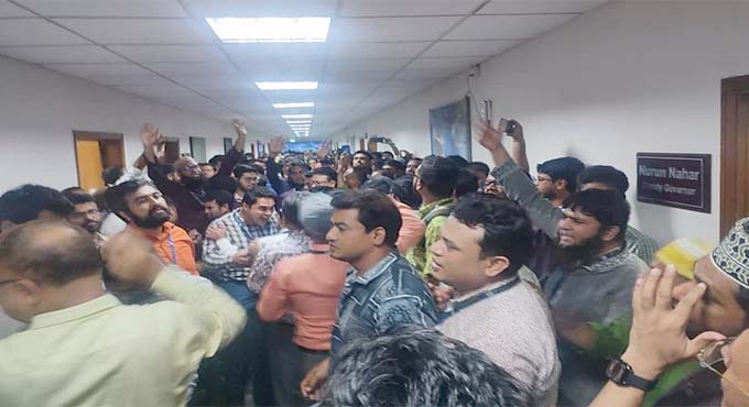 তোপের মুখে বাংলাদেশ ব্যাংকের ডেপুটি গভর্নরসহ ছয় শীর্ষ কর্মকর্তার পদত্যাগ