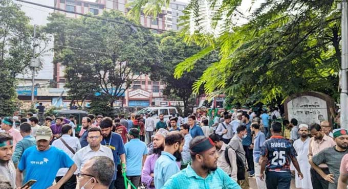 ধানমণ্ডি ৩২ নম্বরে অবস্থান করছেন আন্দোলনকারীরা