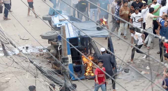 সিএমএম কোর্টের সামনে পুলিশের গাড়িতে আগুন