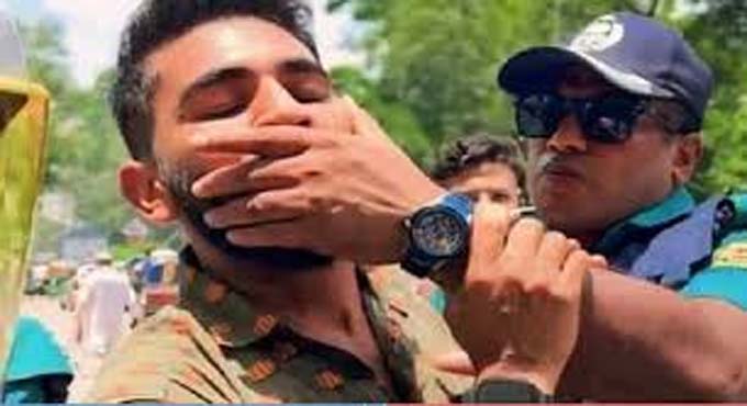 শিক্ষার্থীর মুখ চেপে ধরায় বরখাস্ত হলেন পুলিশ পরিদর্শক আরশাদ