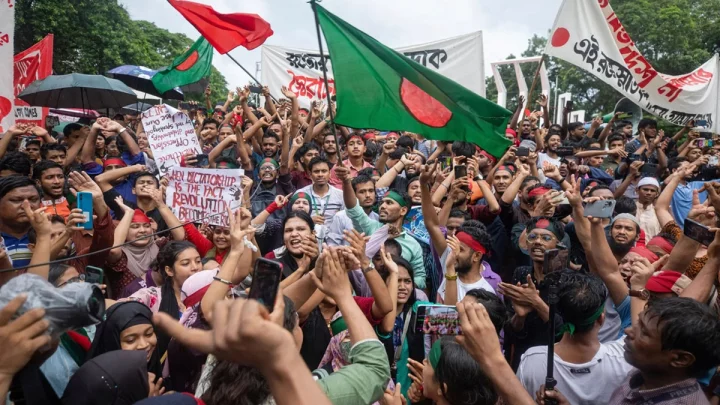 শাহবাগে শিক্ষার্থীদের ফুলেল শুভেচ্ছায় সিক্ত সেনাবাহিনী