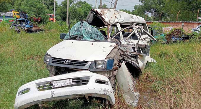 কুমিল্লায় মাইক্রোবাসে যাত্রীবাহী বাসের ধাক্কায় নিহত ৪