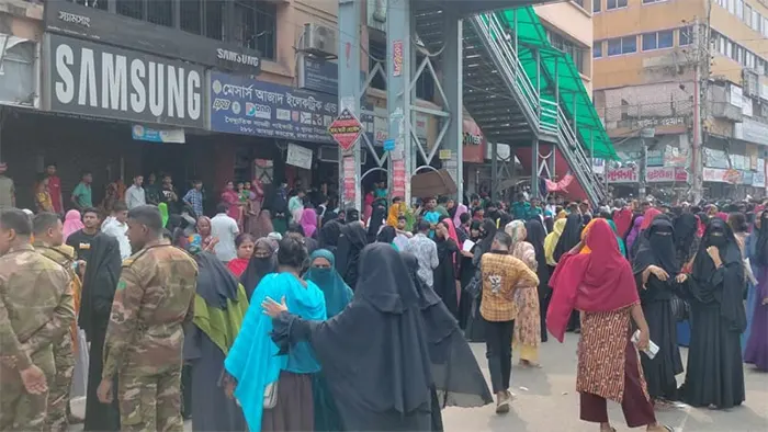 মিরপুরে পোশাকশ্রমিকদের সড়ক অবরোধ