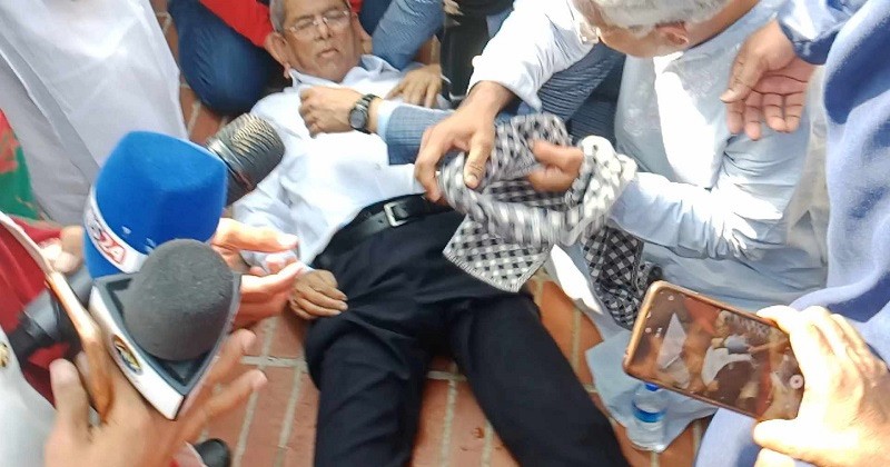 স্মৃতিসৌধে অসুস্থ হয়ে পড়ে গেলেন মির্জা ফখরুল, নেওয়া হয়েছে সিএমএইচ