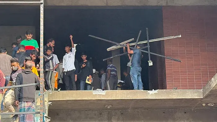 <span style='color:#333;font-size:18px;'>৩২ নম্বর বাড়ি</span><br> বই, টিন ও কাঠসহ বিভিন্ন জিনিস নিয়ে যাচ্ছেন অনেকে