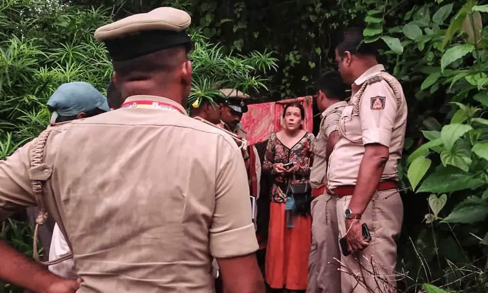 ভারতের গুহায় ধ্যান করছিলেন রুশ নারী, ২ সন্তানসহ উদ্ধার