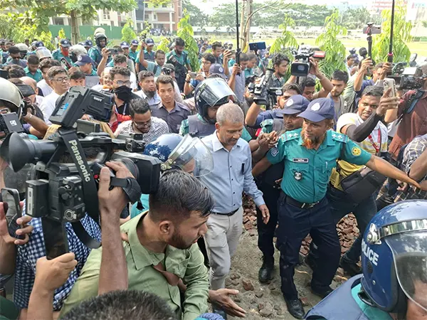 পেছনের গেট দিয়ে মাইলস্টোন ক্যাম্পাস ছাড়লেন ২ উপদেষ্টা ও প্রেস সচিব