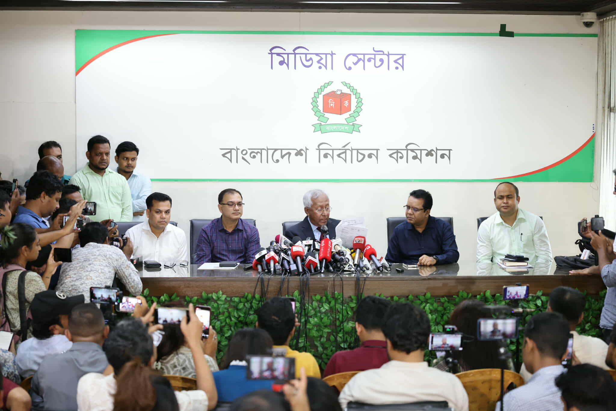 <span style='color:#333;font-size:18px;'>ইসির রোডম্যাপ</span><br> ফেব্রুয়ারির প্রথমার্ধে নির্বাচন, ডিসেম্বরে তফসিল