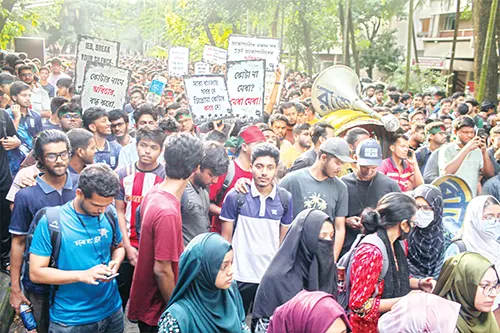 কমপ্লিট শাটডাউন চালিয়ে যাওয়ার ঘোষণা প্রকৌশল শিক্ষার্থীদের