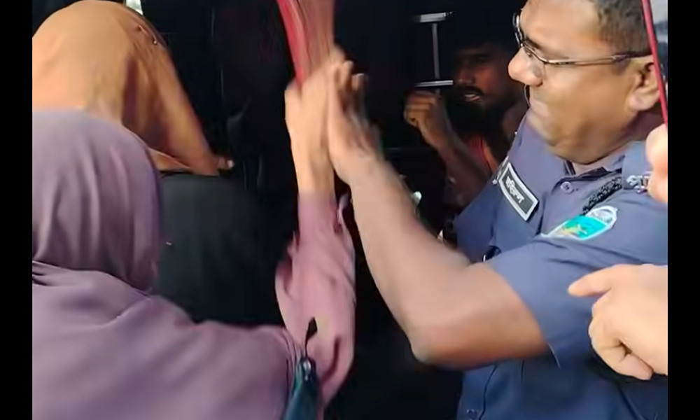 কুবি ছাত্রীকে ধর্ষণচেষ্টার অভিযোগে আটক দুজনকে পুলিশের সামনে শিক্ষার্থীদের জুতাপেটা