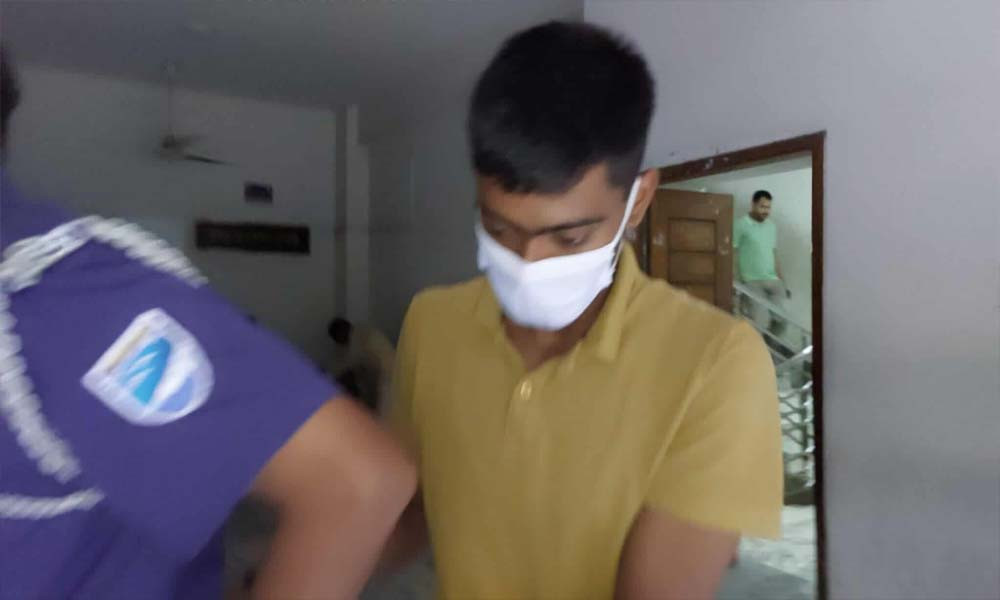 বউ রেখে আরেক নারীর দিকে চোখ যায় কেমনে : কনস্টেবলকে বিচারক