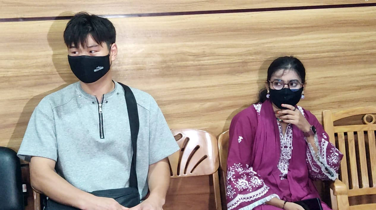 ফেসবুকে প্রেম, বৃষ্টিকে বিয়ে করতে কুষ্টিয়ায় চীনা যুবক