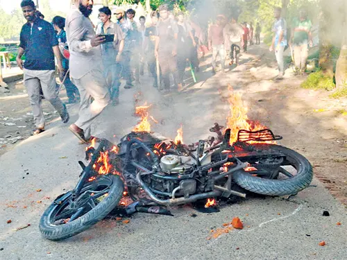 চবি শিক্ষার্থীদের রক্তে রঞ্জিত জোবরা গ্রাম, আহত শতাধিক, ১৪৪ ধারা জারি