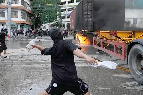 বিক্ষোভে উত্তাল ফিলিপাইন